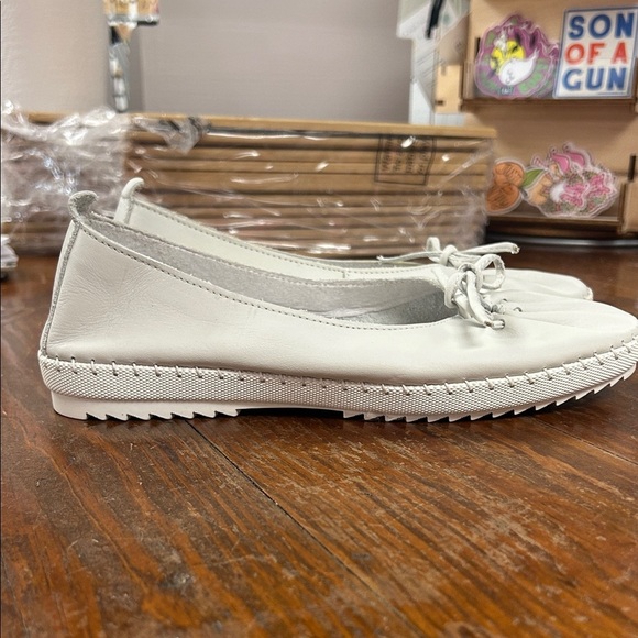 NWOB Women's White Flats - Bos & Co - Picture 2 of 7